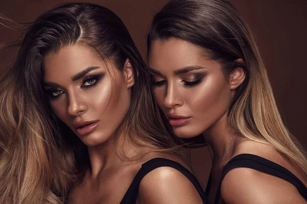 Concepto Belleza Feminidad Dos Mujeres Gemelas Atractivas Maquillaje Glamuroso Foto — Foto de Stock