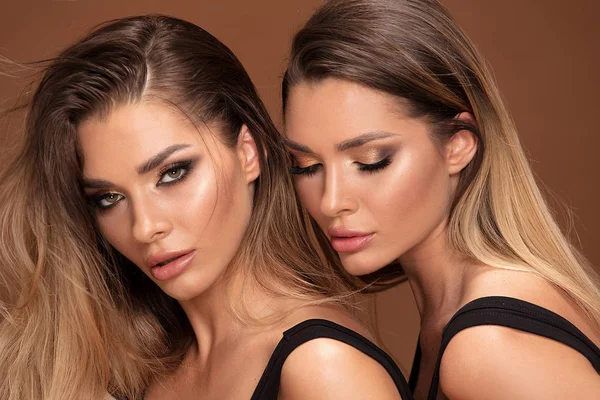 Schönheit Und Weiblichkeit Zwei Attraktive Frauen Mit Zwillingen Glamour Make — Stockfoto