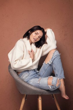 Poz, kameraya seyir sıcak kazaklı moda güzel kadın.