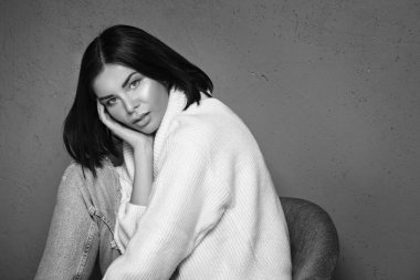 Poz, kameraya seyir sıcak kazaklı moda güzel kadın.