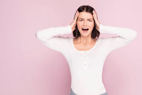 Wunderschönes Kaukasisches Weibliches Brustporträt Junge Emotionale Frau Emotionen Mimik Rosa — Stockfoto