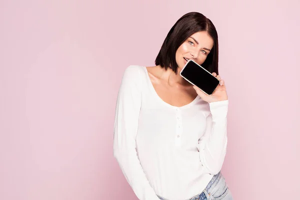 美しい白人女性の半身像 携帯電話を持つ若い感情的な女性 表情の概念 ピンクのパステル調の背景 — ストック写真
