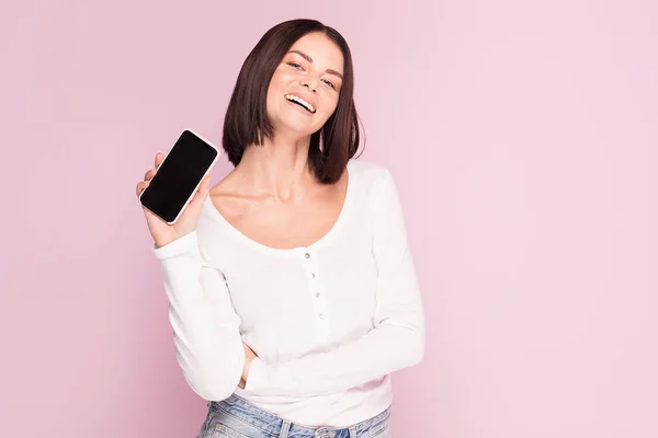 美しい白人女性の半身像 携帯電話を持つ若い感情的な女性 表情の概念 ピンクのパステル調の背景 — ストック写真