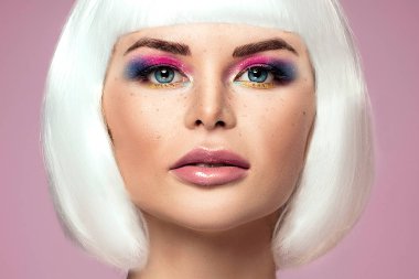 Renkli glamour makyaj ve beyaz peruk çekici kadın güzellik portresi. 