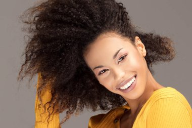 Mutlu Afro-Amerikan kadın gülümsüyor. Güzel kadın yarı boy portresi. Genç, duygusal afro kadın. İnsan duyguları, yüz ifadesi konsepti..