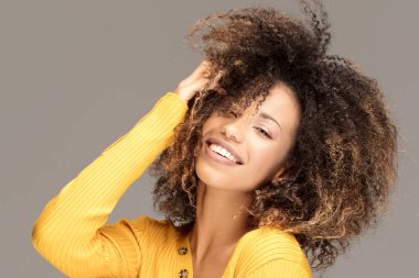 Mutlu Afro-Amerikan kadın gülümsüyor. Güzel kadın yarı boy portresi. Genç, duygusal afro kadın. İnsan duyguları, yüz ifadesi konsepti..