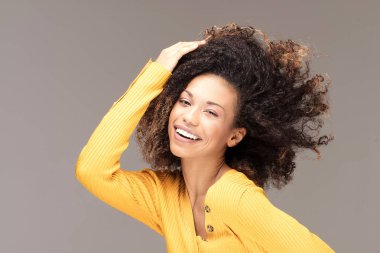 Mutlu Afro-Amerikan kadın gülümsüyor. Güzel kadın yarı boy portresi. Genç, duygusal afro kadın. İnsan duyguları, yüz ifadesi konsepti..