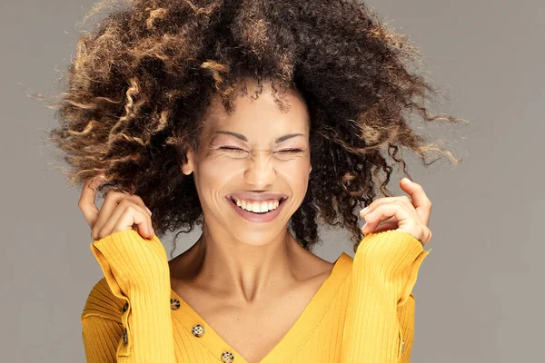 Glückliche Afrikanisch Amerikanische Frau Lächelt Schöne Weibliche Halblänge Porträt Junge — Stockfoto