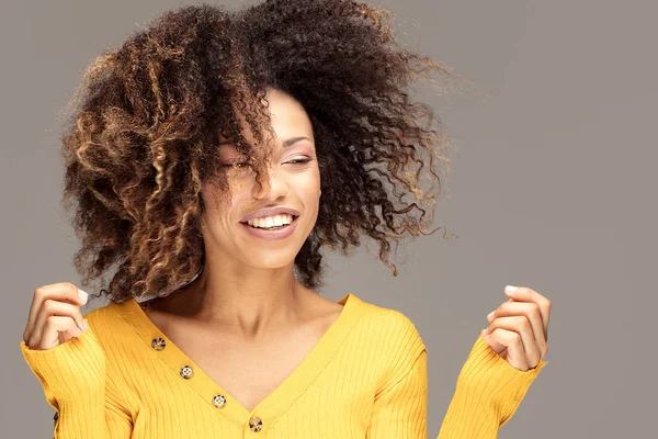 Gelukkige Afro Amerikaanse Vrouw Lachend Mooi Vrouwelijk Halflang Portret Jonge — Stockfoto