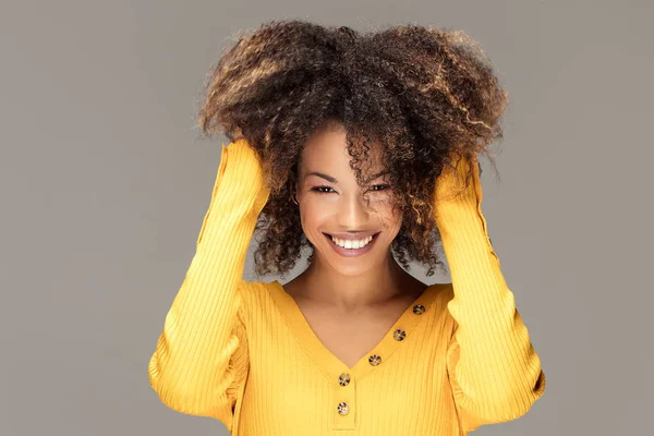 Gelukkige Afro Amerikaanse Vrouw Lachend Mooi Vrouwelijk Halflang Portret Jonge — Stockfoto