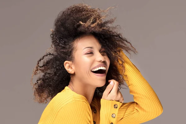 Szczęśliwa Afro Amerykanka Uśmiechnięta Piękny Kobiecy Portret Połowy Długości Młoda — Zdjęcie stockowe