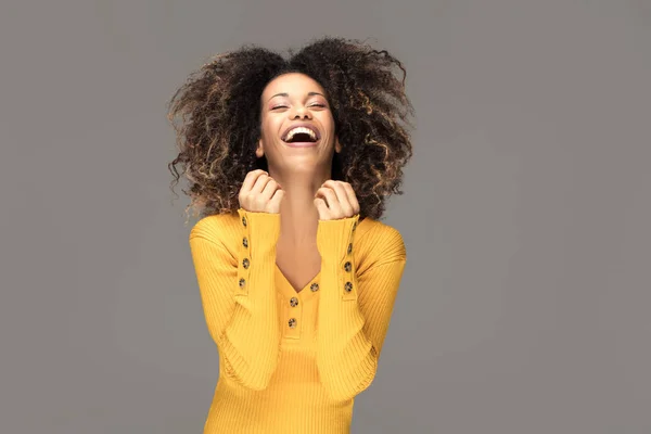 Lykkelig Afroamerikansk Kvinne Som Smiler Vakkert Kvinneportrett Ung Emosjonell Afro – stockfoto