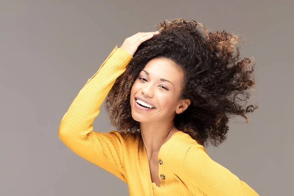 Szczęśliwa Afro Amerykanka Uśmiechnięta Piękny Kobiecy Portret Połowy Długości Młoda — Zdjęcie stockowe