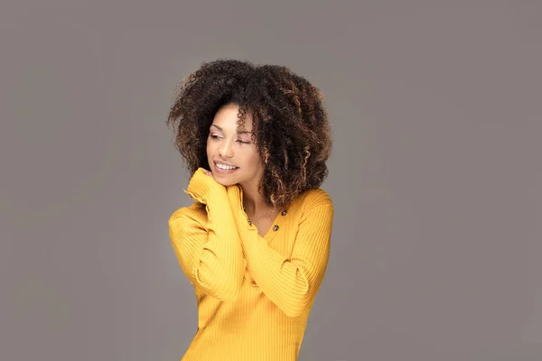 Feliz Mujer Afroamericana Sonriendo Hermoso Retrato Femenino Media Longitud Joven —  Fotos de Stock