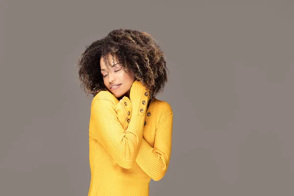 Feliz Mujer Afroamericana Sonriendo Hermoso Retrato Femenino Media Longitud Joven —  Fotos de Stock