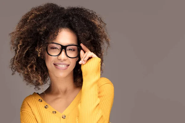 Junge Schöne Afrikanisch Amerikanische Mädchen Mit Einer Afro Frisur Lachendes — Stockfoto