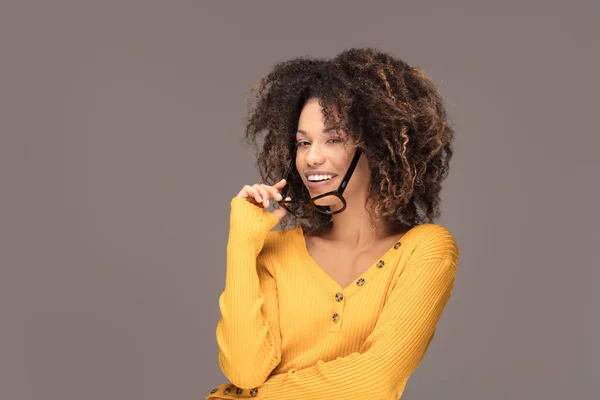 Молодий Афроамериканець Красуню Афро Зачіскою Сміючись Дівчата Носіння Окулярів Портрет — стокове фото