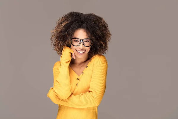 Prachtige Afrikaanse Amerikaans Meisje Met Een Afro Kapsel Laughing Girl — Stockfoto