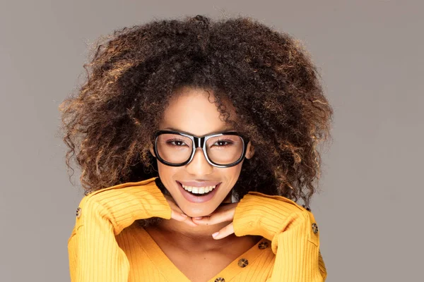 Unga Vackra Afrikanska Amerikanska Flickan Med Afro Frisyr Skrattande Flicka — Stockfoto