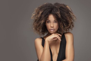 Seksi siyah elbise poz zarif güzel Afrikalı-Amerikalı kadın. Stüdyo vurdu.