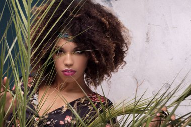 Afro saç stili ve cazibeli makyajlı Afrikalı Amerikalı bir kadının güzel portresi..