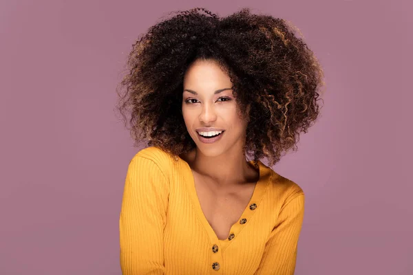 Jonge Afro Amerikaanse Vrouw Poseren Roze Achtergrond Glimlachen Menselijke Emoties — Stockfoto