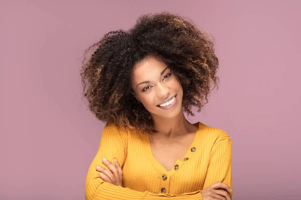 Unga Afro Amerikansk Kvinna Poserar Över Rosa Bakgrund Leende Mänskliga — Stockfoto