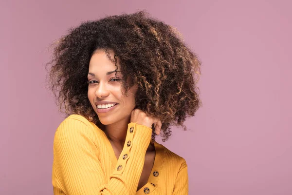 Joven Mujer Afroamericana Posando Sobre Fondo Rosa Sonriendo Emociones Humanas — Foto de Stock