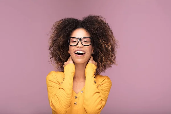 Joven Mujer Afroamericana Con Gafas Sobre Fondo Rosa Sonriendo — Foto de Stock