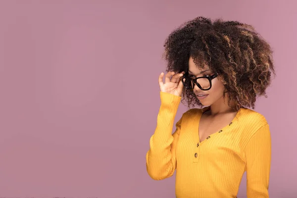 Junge Afroamerikanerin Trägt Brille Über Rosa Hintergrund Lächelnd — Stockfoto