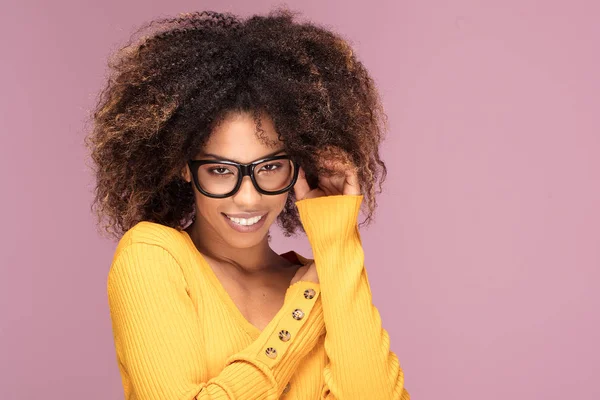 Joven Mujer Afroamericana Con Gafas Sobre Fondo Rosa Sonriendo — Foto de Stock