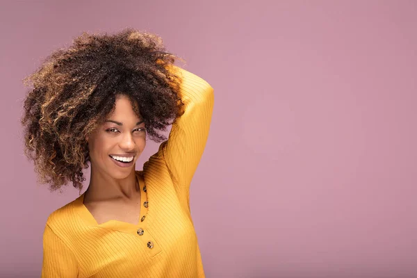 若いアフロ アメリカン女性がピンクの背景を浮かべて上ポーズします 人間の感情 — ストック写真