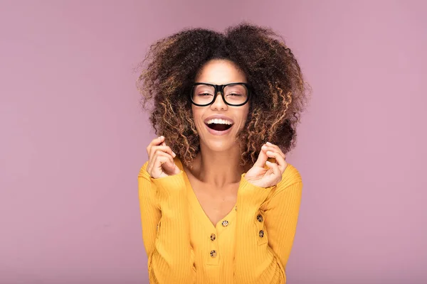 Joven Mujer Afroamericana Con Gafas Sobre Fondo Rosa Sonriendo — Foto de Stock