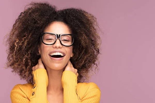 Joven Mujer Afroamericana Con Gafas Sobre Fondo Rosa Sonriendo — Foto de Stock