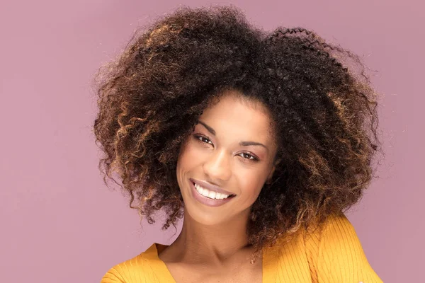 Jonge Afro Amerikaanse Vrouw Poseren Roze Achtergrond Glimlachen Menselijke Emoties — Stockfoto