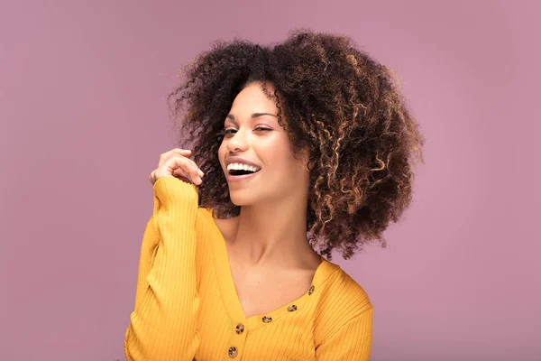 Junge Afroamerikanerin Posiert Lächelnd Auf Rosa Hintergrund Menschliche Emotionen — Stockfoto