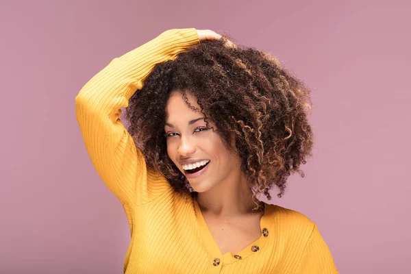 Joven Mujer Afroamericana Posando Sobre Fondo Rosa Sonriendo Emociones Humanas — Foto de Stock