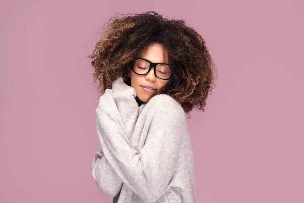 Joven Mujer Afroamericana Con Gafas Sobre Fondo Rosa Sonriendo — Foto de Stock