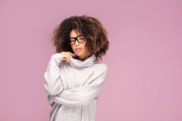 Giovane Donna Afro Americana Indossa Occhiali Sfondo Rosa Sorridente — Foto Stock