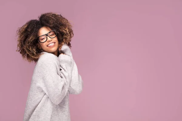 Joven Mujer Afroamericana Con Gafas Sobre Fondo Rosa Sonriendo — Foto de Stock