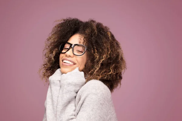 Unga Afro Amerikansk Kvinna Som Bär Glasögon Över Rosa Bakgrund — Stockfoto
