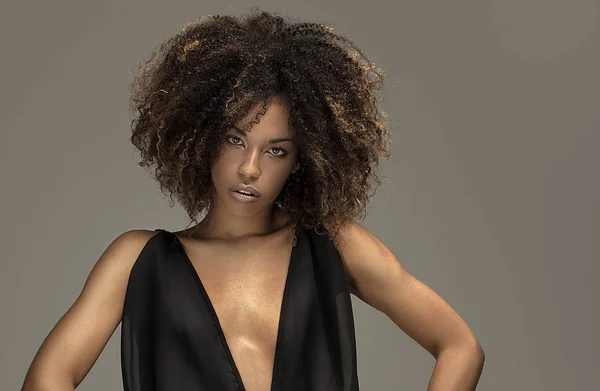 Elegante Prachtige Afrikaanse Amerikaanse Vrouw Poseren Sexy Zwarte Jurk Studio — Stockfoto
