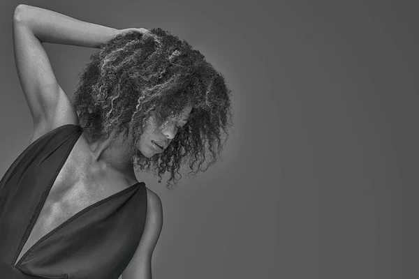 Elegant Vacker Afroamerikanska Kvinna Poserar Sexig Svart Klänning Studio Skott — Stockfoto