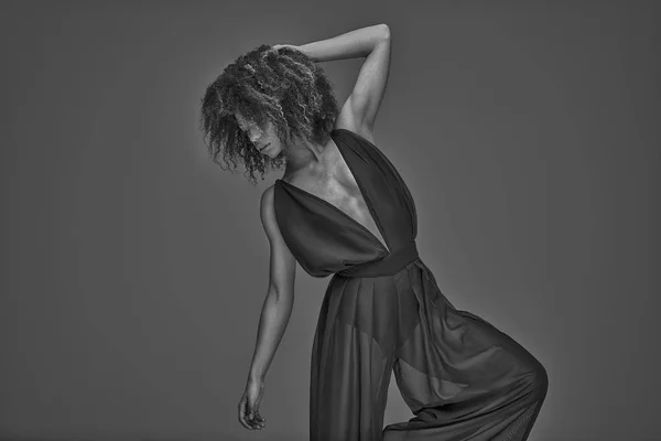 Seksi Siyah Elbise Poz Zarif Güzel Afrikalı Amerikalı Kadın Stüdyo — Stok fotoğraf