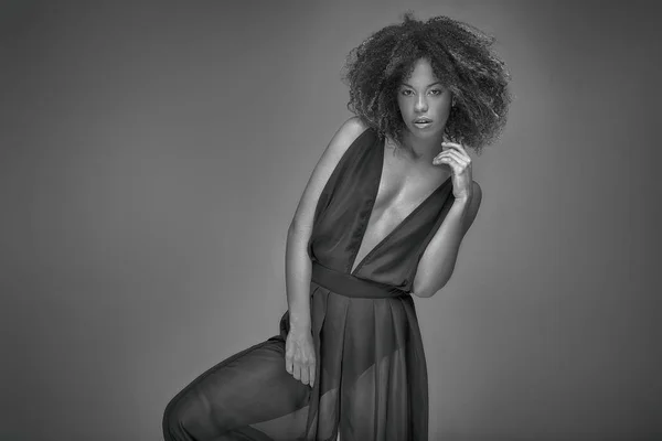 Elegant Vacker Afroamerikanska Kvinna Poserar Sexig Svart Klänning Studio Skott — Stockfoto