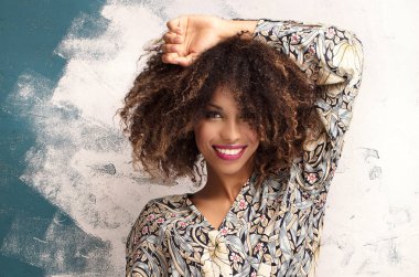 Afro saç stili ve cazibeli makyajlı Afrikalı Amerikalı bir kadının güzel portresi..