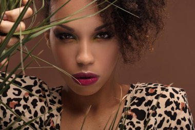 Afro-Amerikan güzel kadın kılığında. Gülümsemek güzellik portresi.