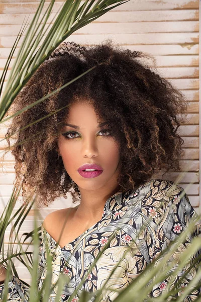 Piękno Portret Afrykańskiej Kobiety Afro Fryzurę Makijaż Glamour — Zdjęcie stockowe