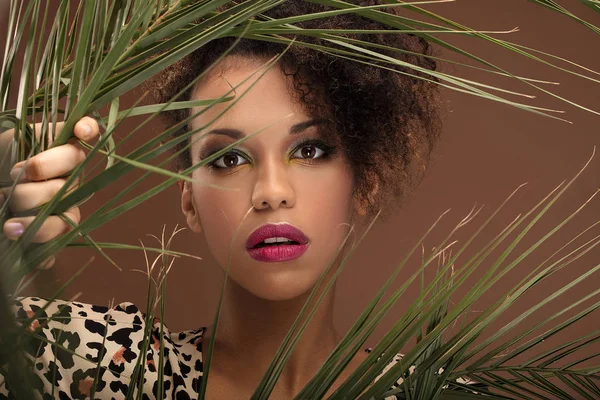 African American Mooie Vrouw Poseren Groene Jungle Closeup Schoonheid Portret — Stockfoto
