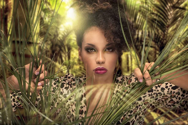 Mujer Hermosa Afroamericana Posando Selva Verde Primer Plano Retrato Belleza — Foto de Stock